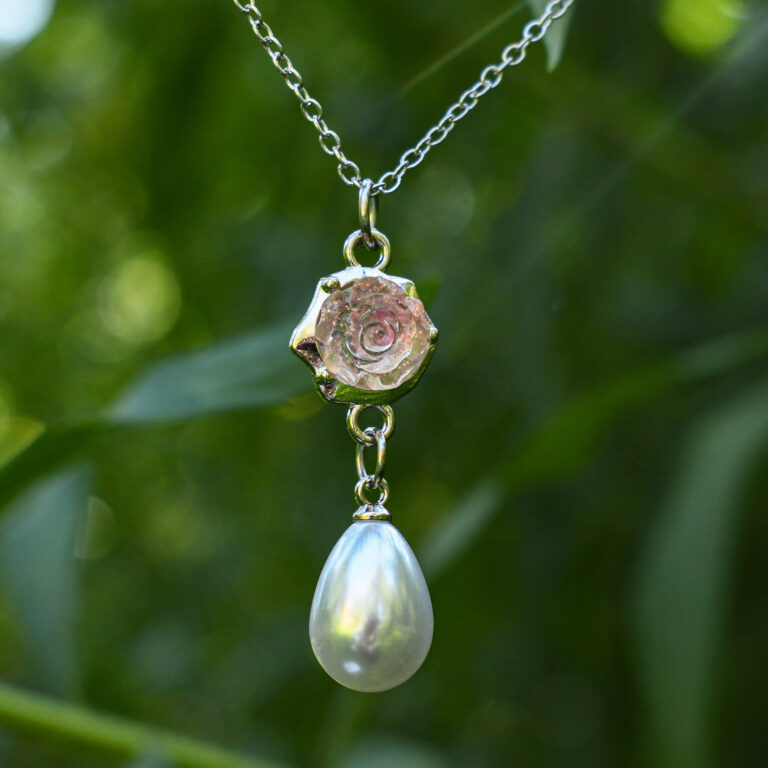 Roosa läikiva roosiõie ja pärliga kaelakee