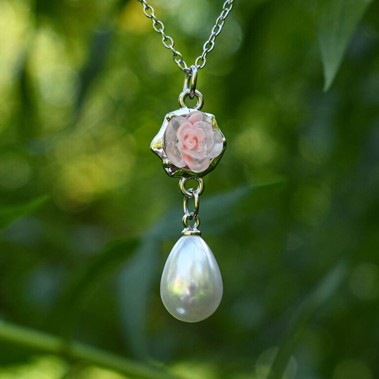 Roosa roosiõie ja pärliga kaelakee