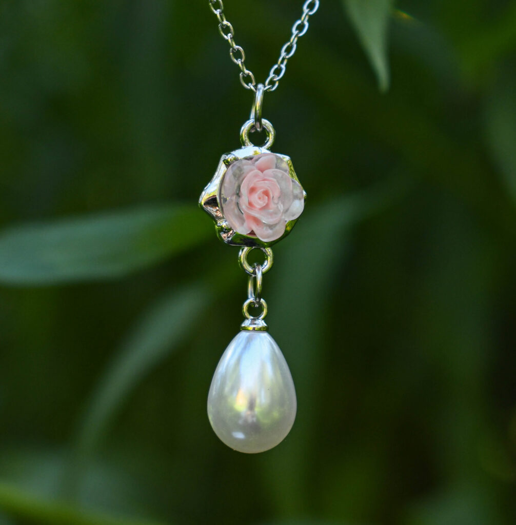Roosa roosiõie ja pärliga kaelakee esi