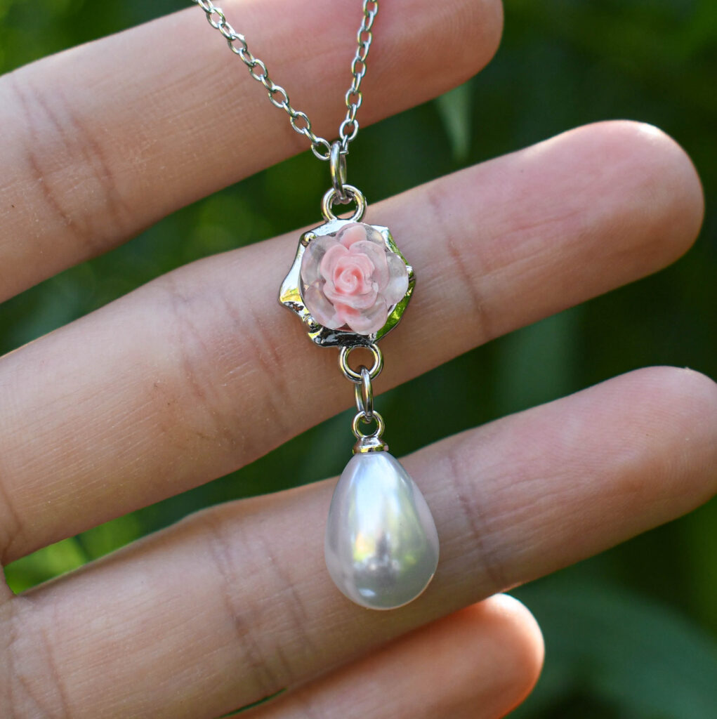 Roosa roosiõie ja pärliga kaelakee