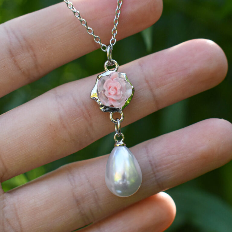 Roosa roosiõie ja pärliga kaelakee