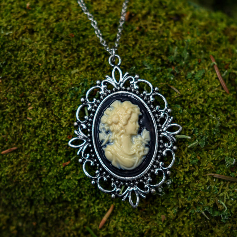 Gooti stiilis naise portreega kaelakee