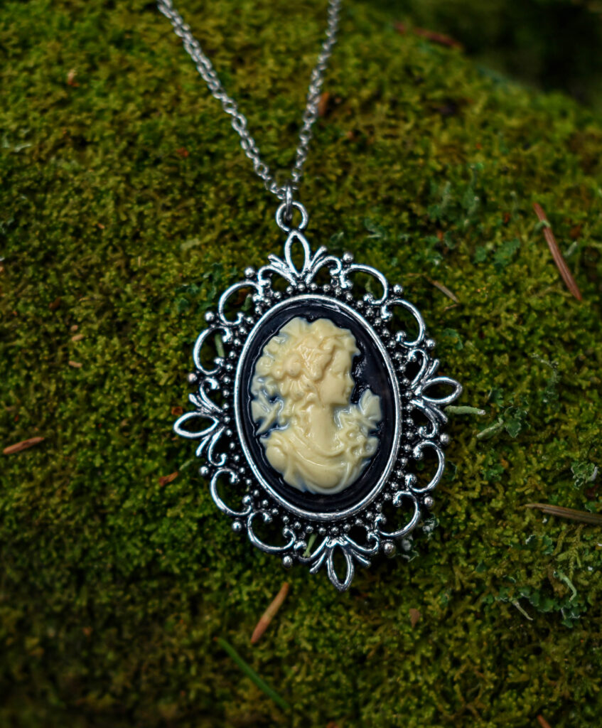 Gooti stiilis naise portreega kaelakee