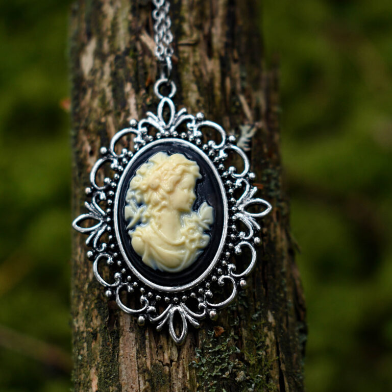 Gooti stiilis naise portreega kaelakee