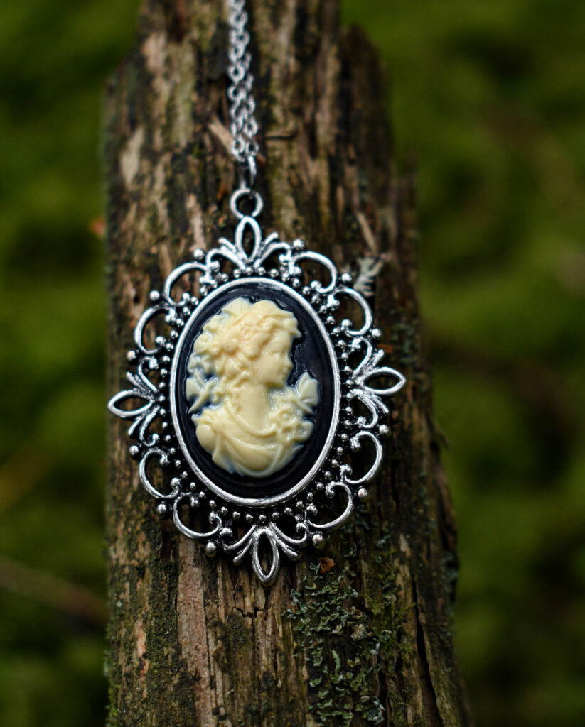 Gooti stiilis naise portreega kaelakee