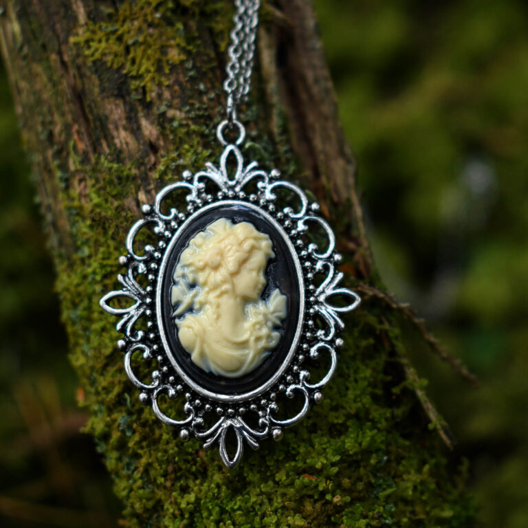 Gooti stiilis naise portreega kaelakee