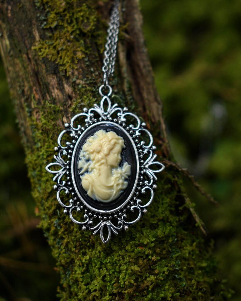 Gooti stiilis naise portreega kaelakee