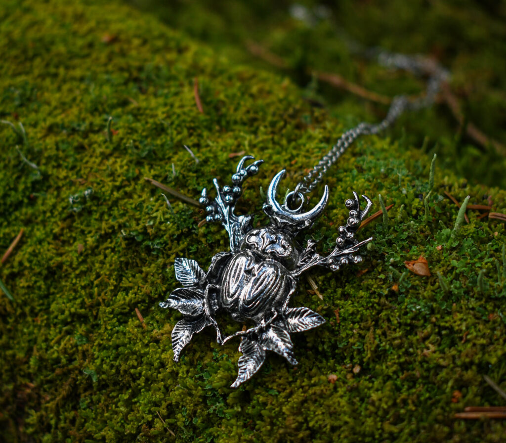 Põrnika kujuline omapärane kaelakee