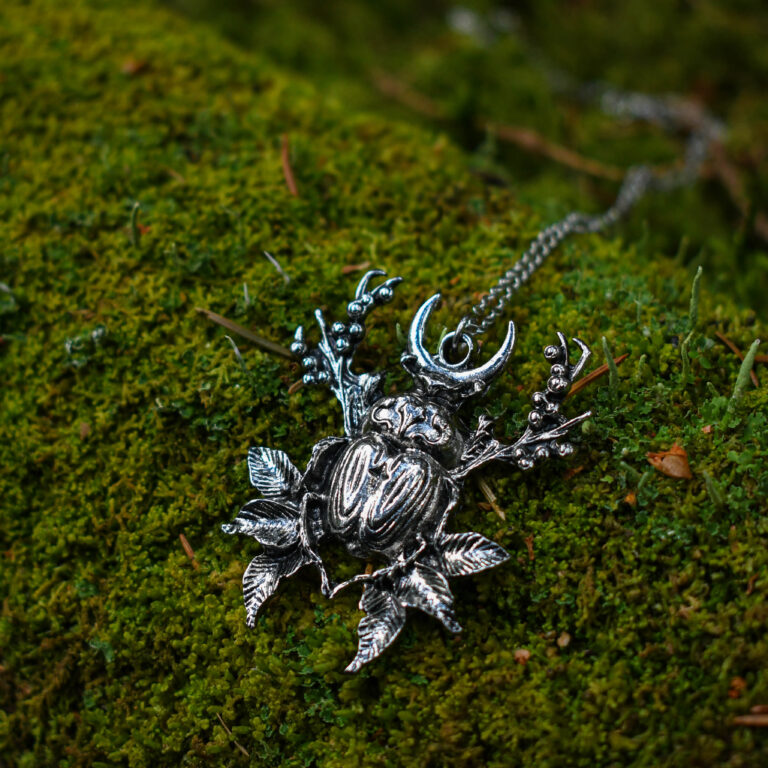 Põrnika kujuline omapärane kaelakee