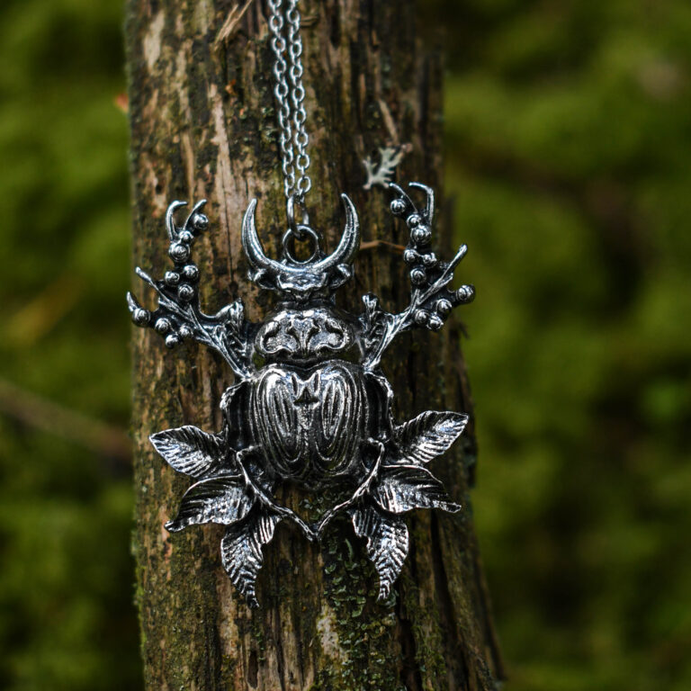 Põrnika kujuline omapärane kaelakee