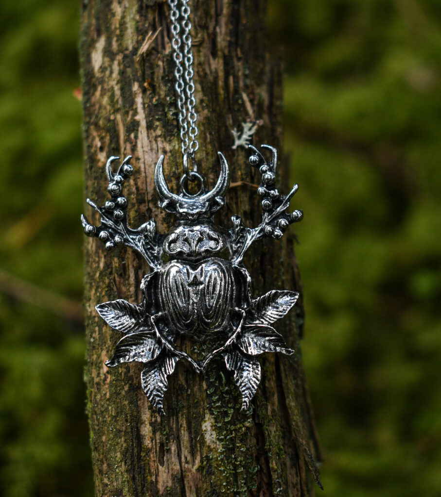 Põrnika kujuline omapärane kaelakee