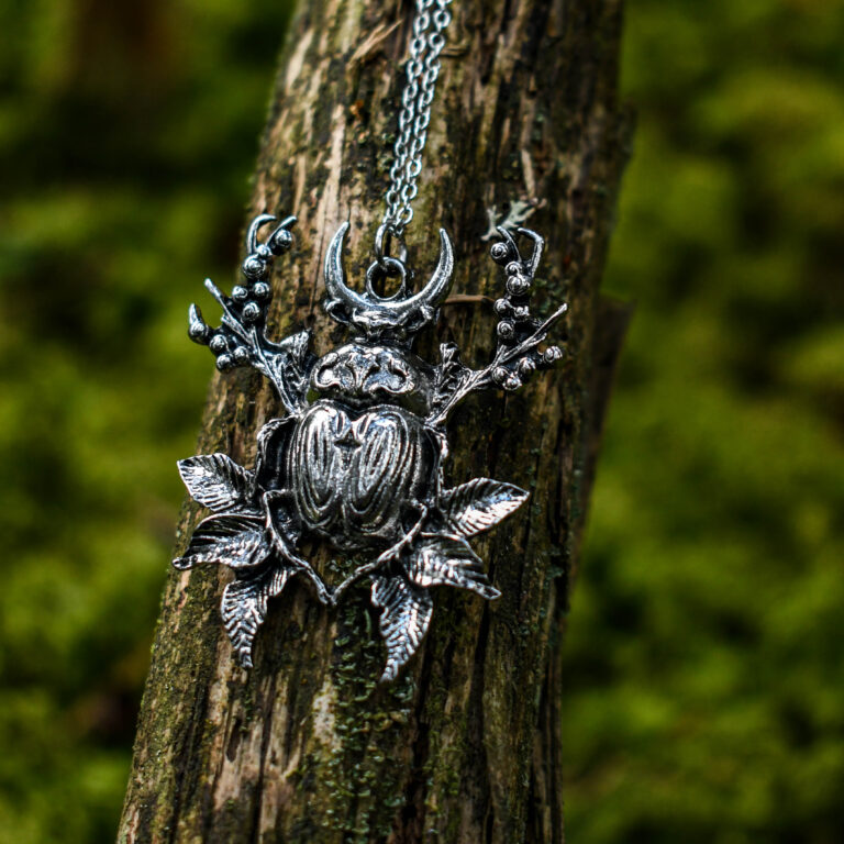 Põrnika kujuline omapärane kaelakee