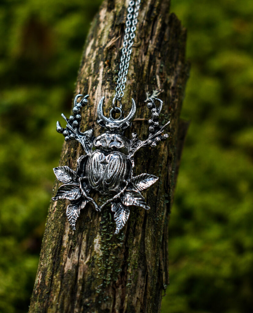 Põrnika kujuline omapärane kaelakee