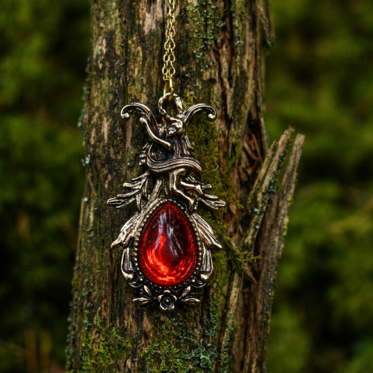 Punase klaaskiviga vintage kujundusega kaelakee