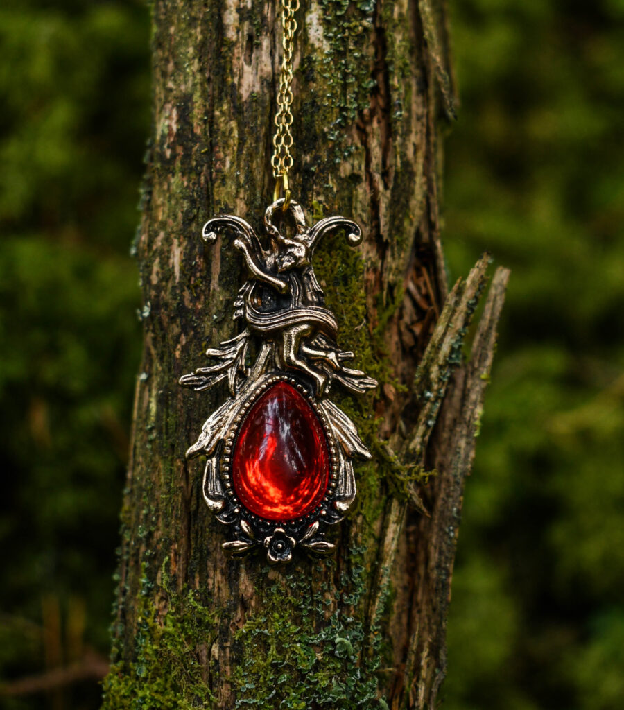 Punase klaaskiviga vintage kujundusega kaelakee