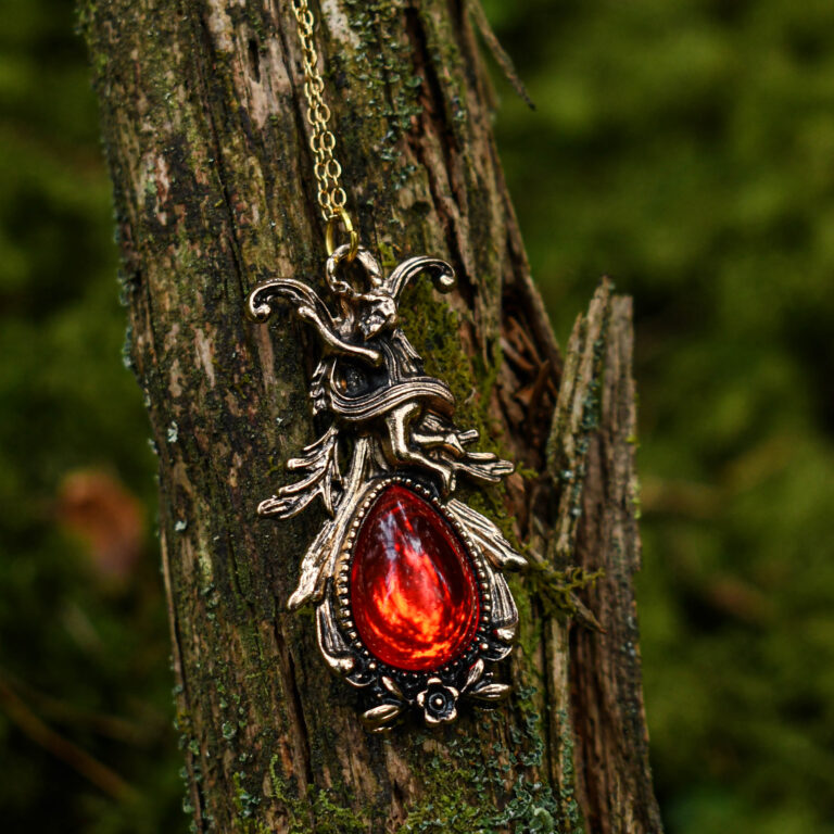 Punase klaaskiviga vintage kujundusega kaelakee