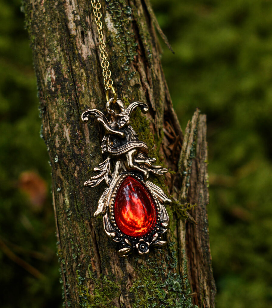 Punase klaaskiviga vintage kujundusega kaelakee