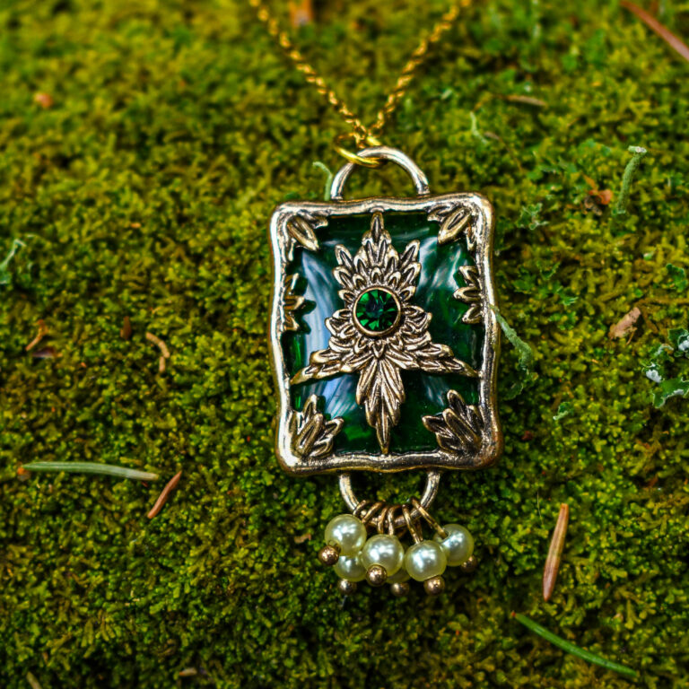 Väikeste pärliketega antiikse disainiga kaelakee