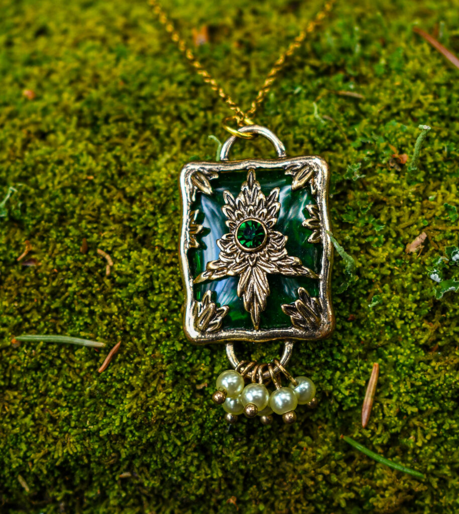 Väikeste pärliketega antiikse disainiga kaelakee