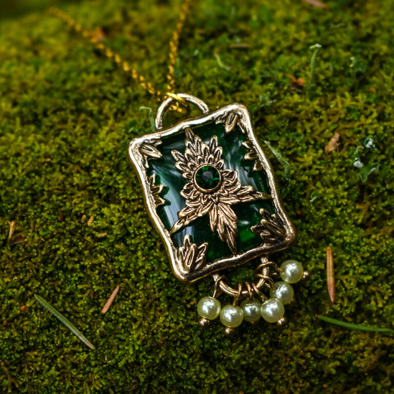 Väikeste pärliketega antiikse disainiga kaelakee