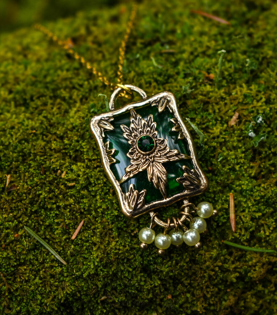 Väikeste pärliketega antiikse disainiga kaelakee