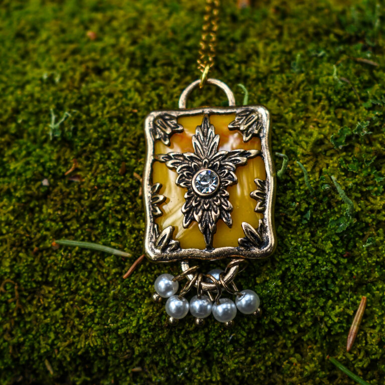 Väikeste pärliketega antiikse disainiga kaelakee