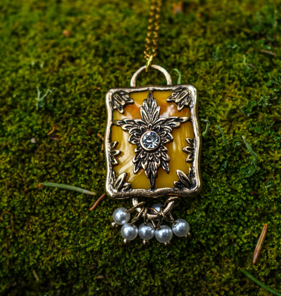 Väikeste pärliketega antiikse disainiga kaelakee