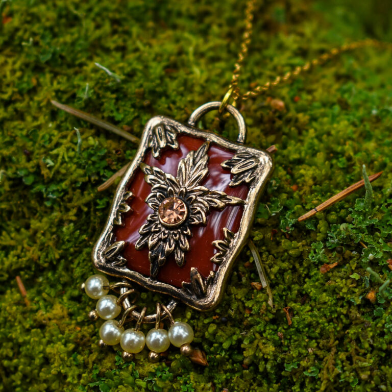 Väikeste pärliketega antiikse disainiga kaelakee