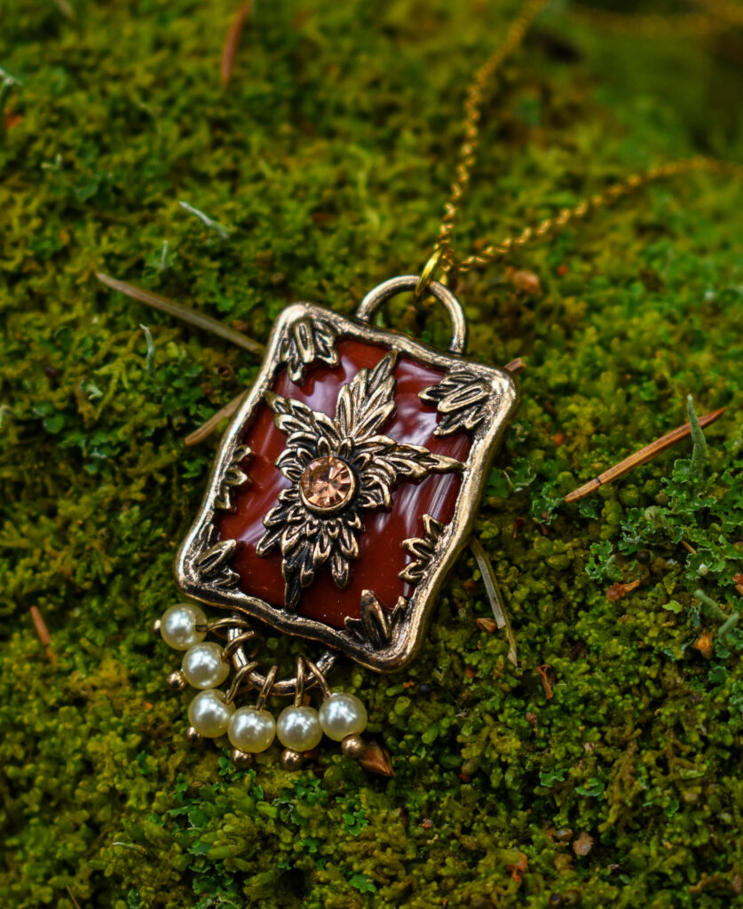 Väikeste pärliketega antiikse disainiga kaelakee