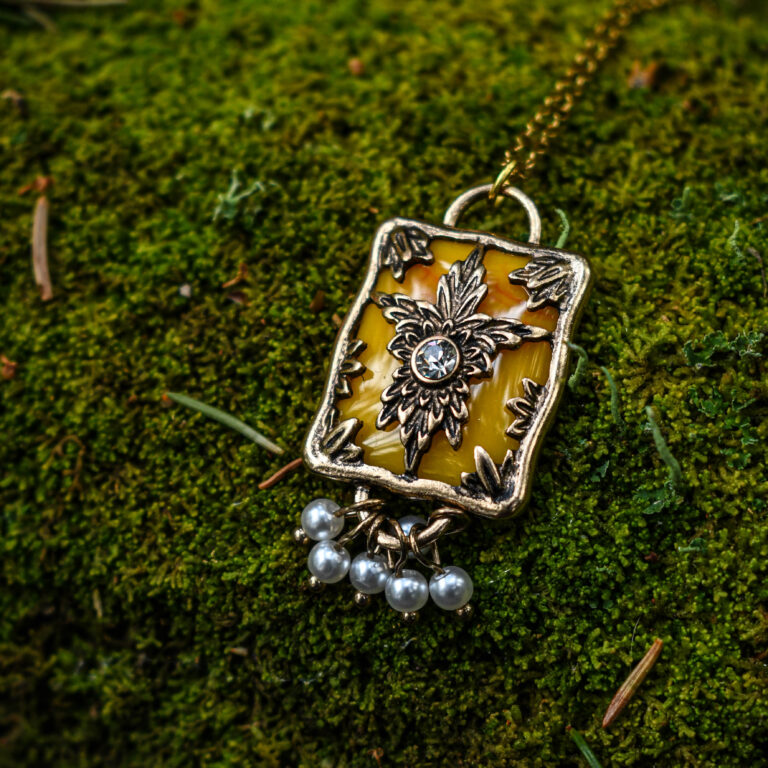 Väikeste pärliketega antiikse disainiga kaelakee