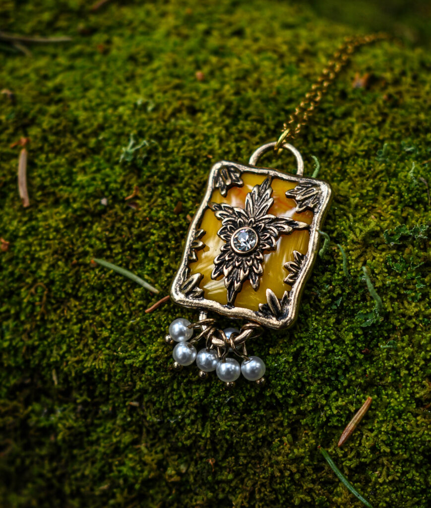 Väikeste pärliketega antiikse disainiga kaelakee