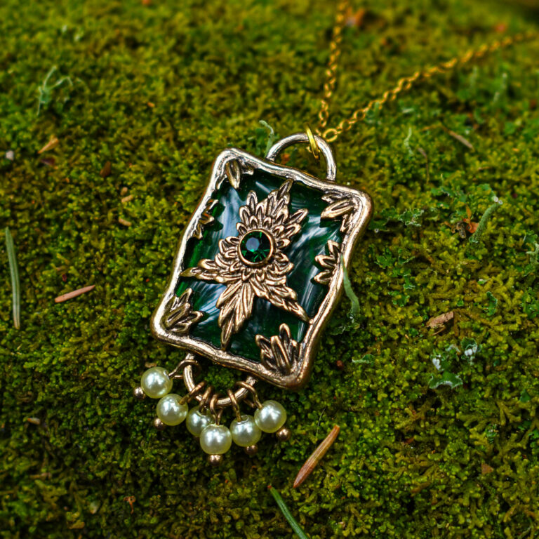 Väikeste pärliketega antiikse disainiga kaelakee esi