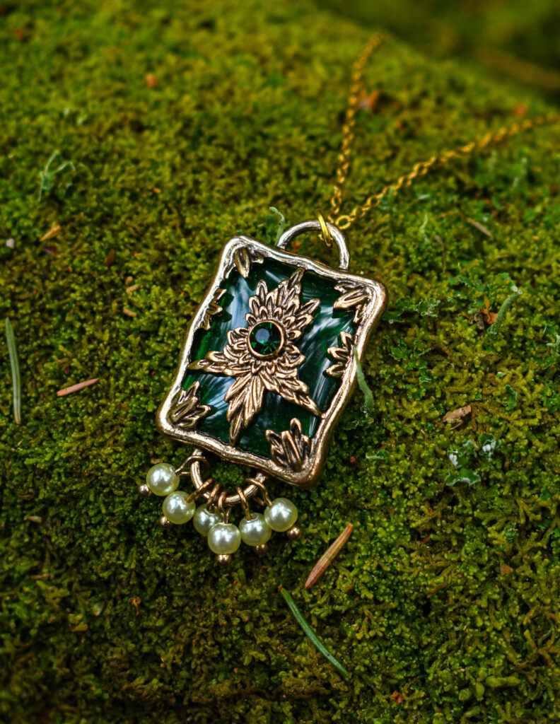 Väikeste pärliketega antiikse disainiga kaelakee esi