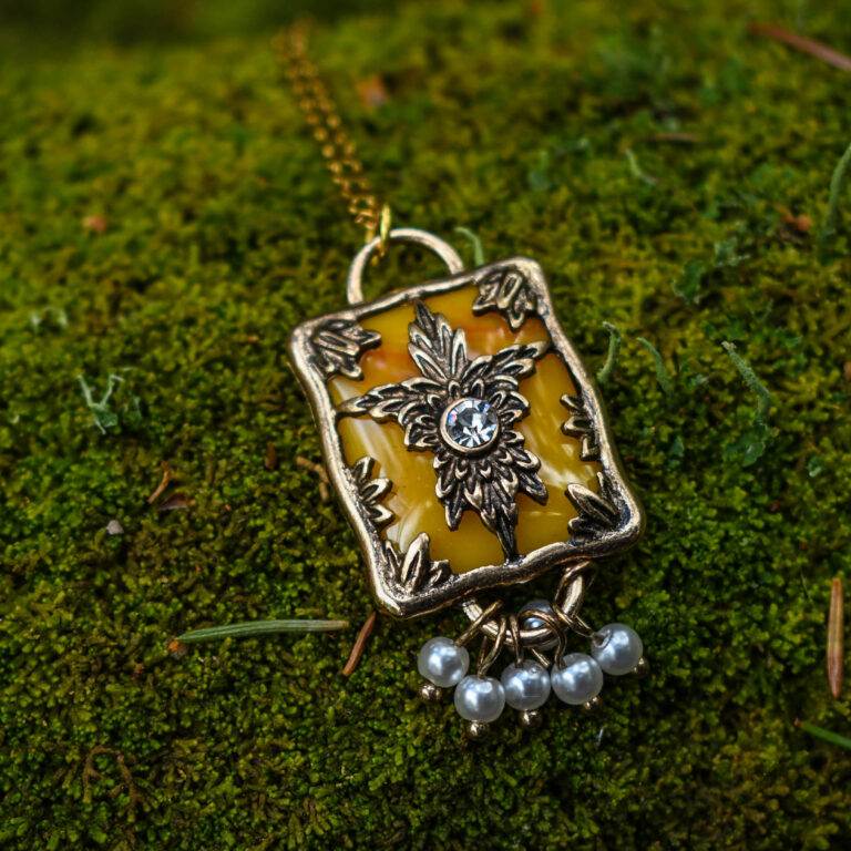 Väikeste pärliketega antiikse disainiga kaelakee