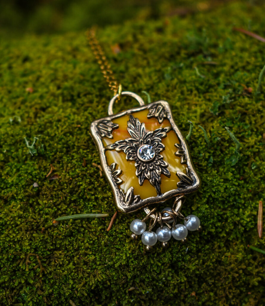 Väikeste pärliketega antiikse disainiga kaelakee