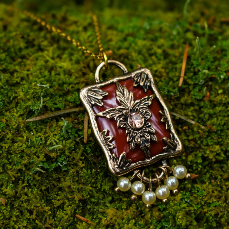 Väikeste pärliketega antiikse disainiga kaelakee