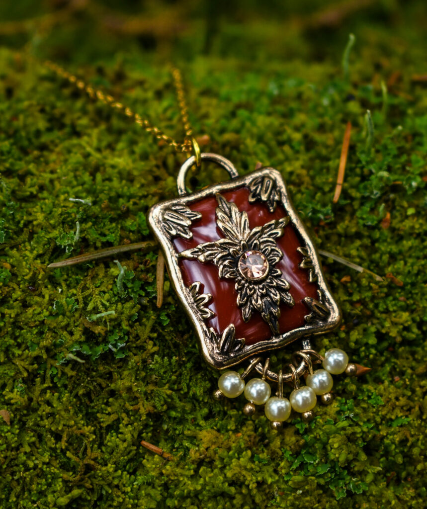 Väikeste pärliketega antiikse disainiga kaelakee