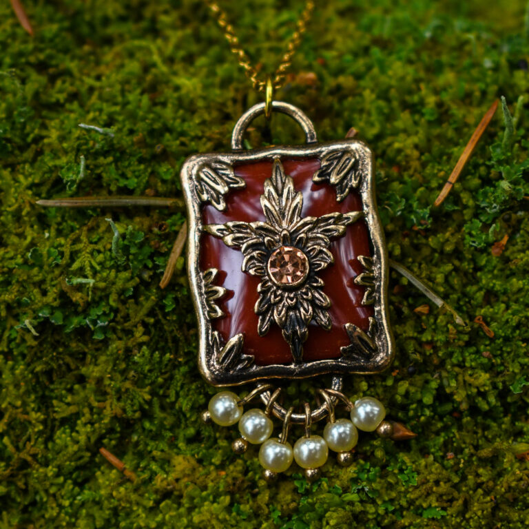 Väikeste pärliketega antiikse disainiga kaelakee