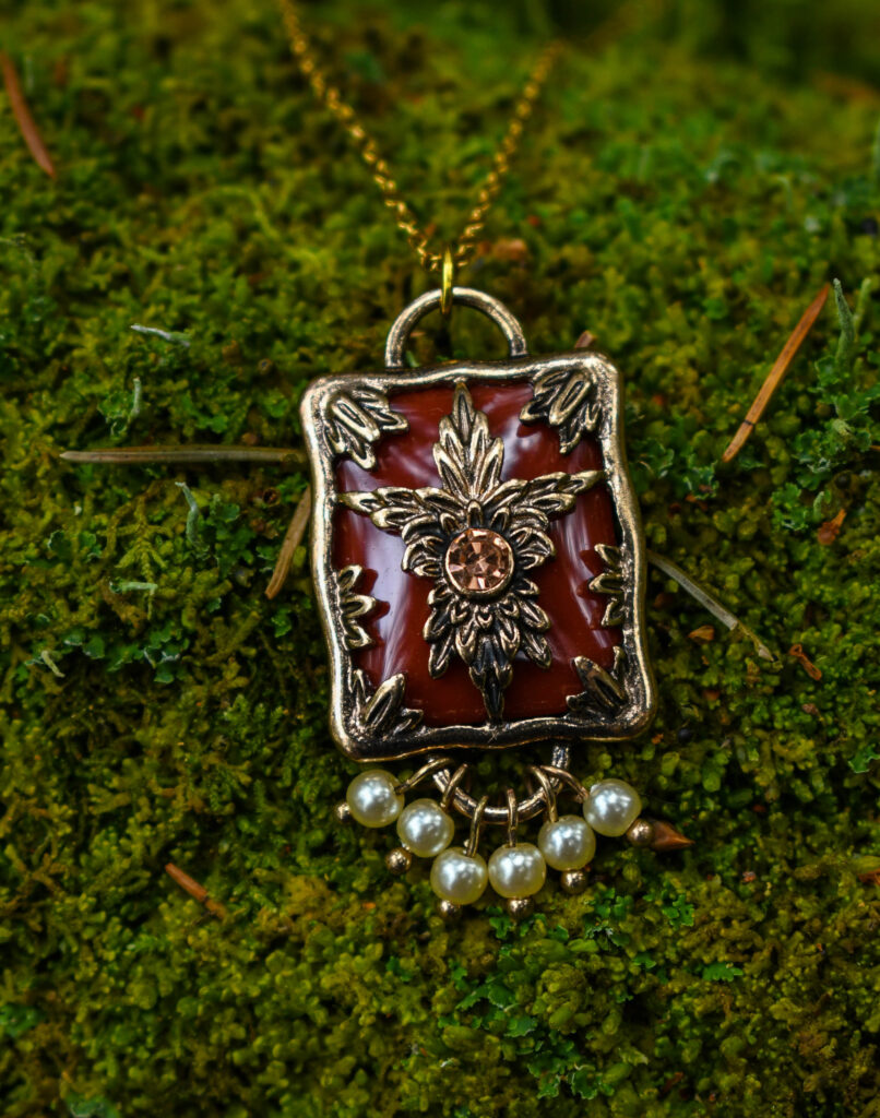 Väikeste pärliketega antiikse disainiga kaelakee