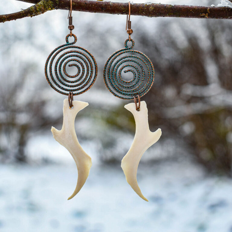 Rebase Põsesarnaluu ja spiraalse ripatsiga kõrvarõngad