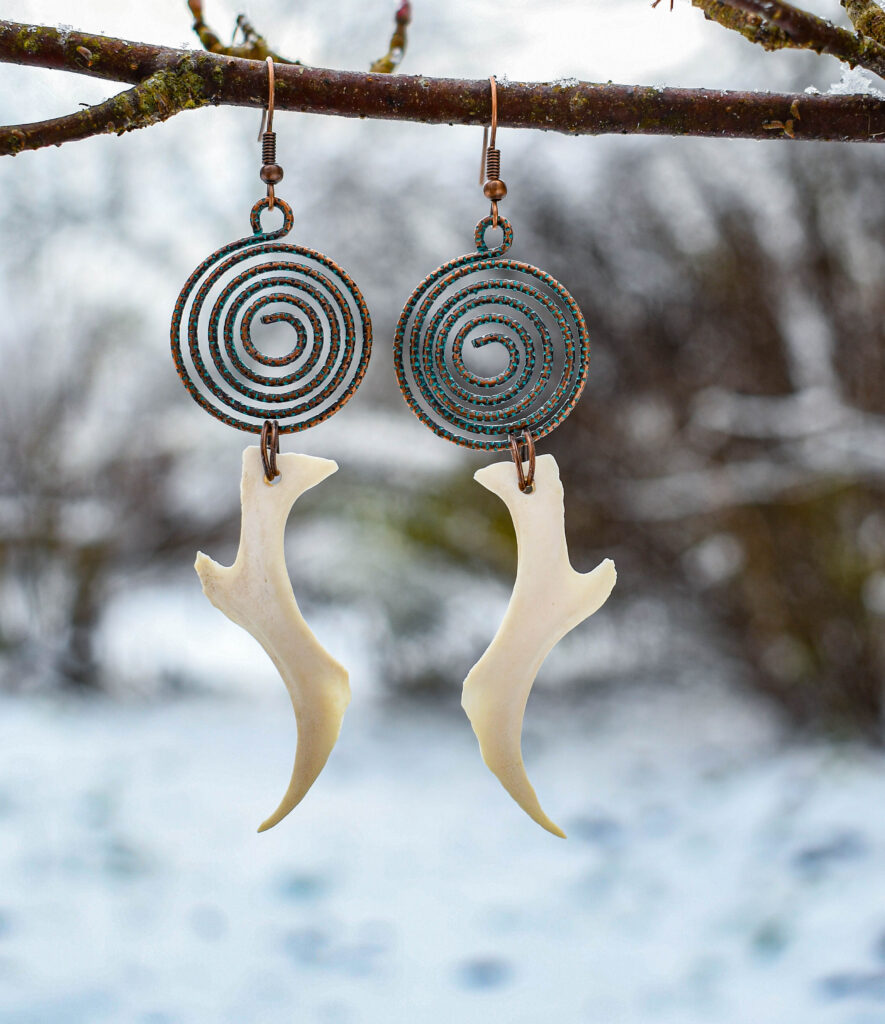 Rebase Põsesarnaluu ja spiraalse ripatsiga kõrvarõngad