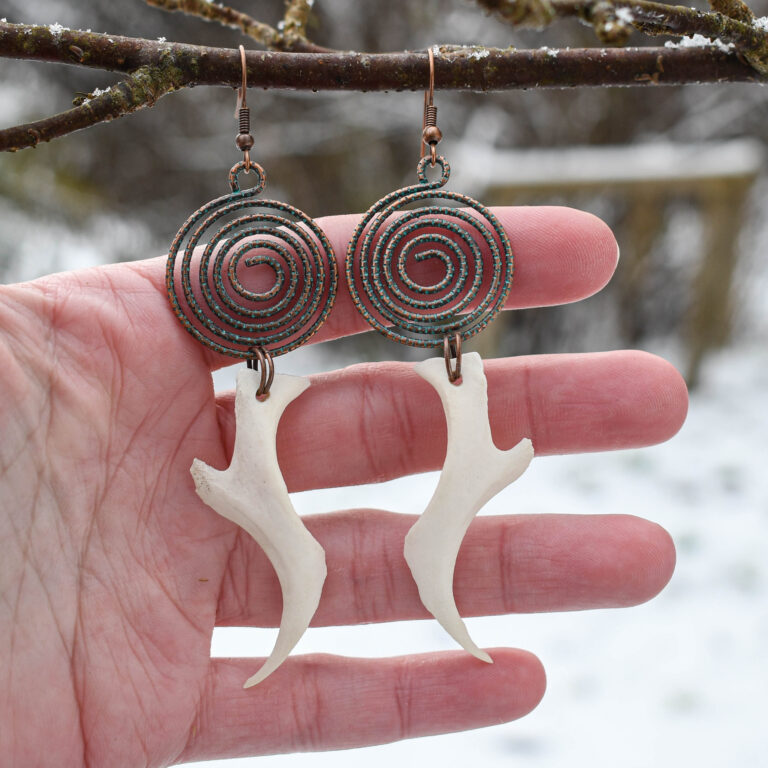 Rebase Põsesarnaluu ja spiraalse ripatsiga kõrvarõngad