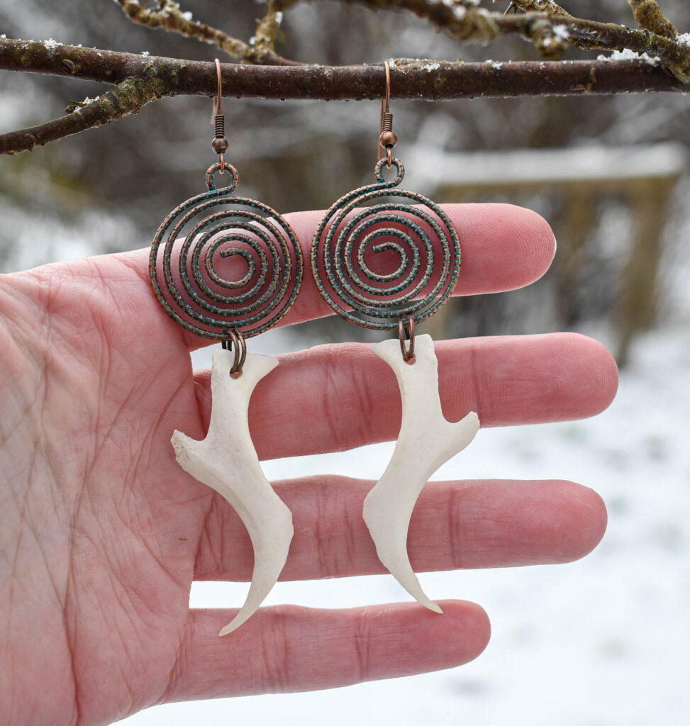 Rebase Põsesarnaluu ja spiraalse ripatsiga kõrvarõngad