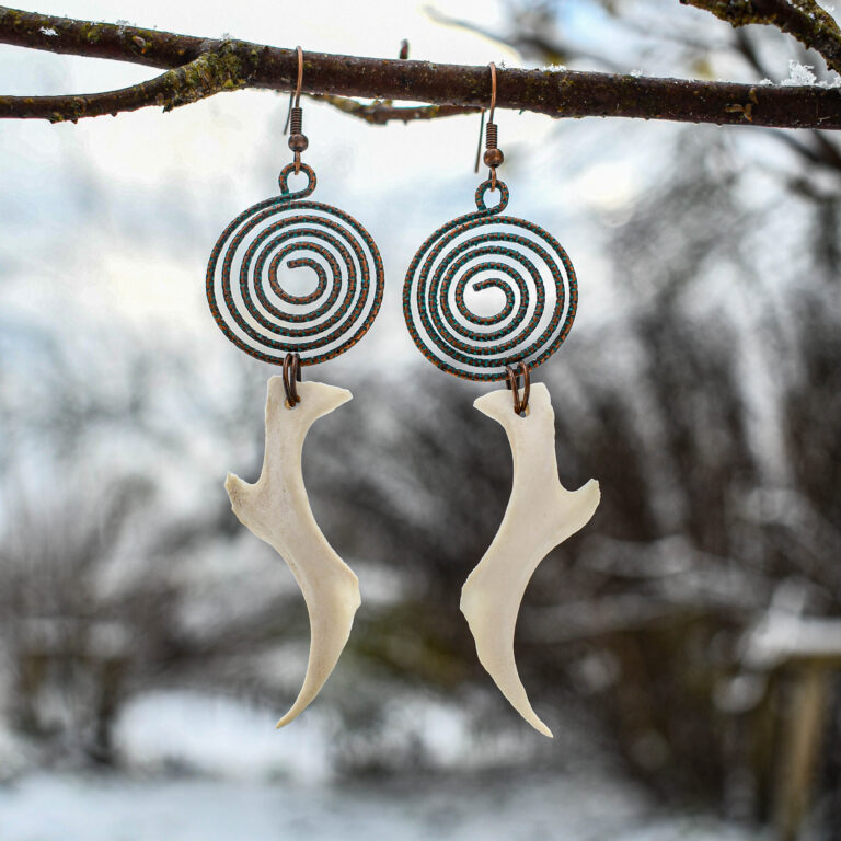 Rebase Põsesarnaluu ja spiraalse ripatsiga kõrvarõngad