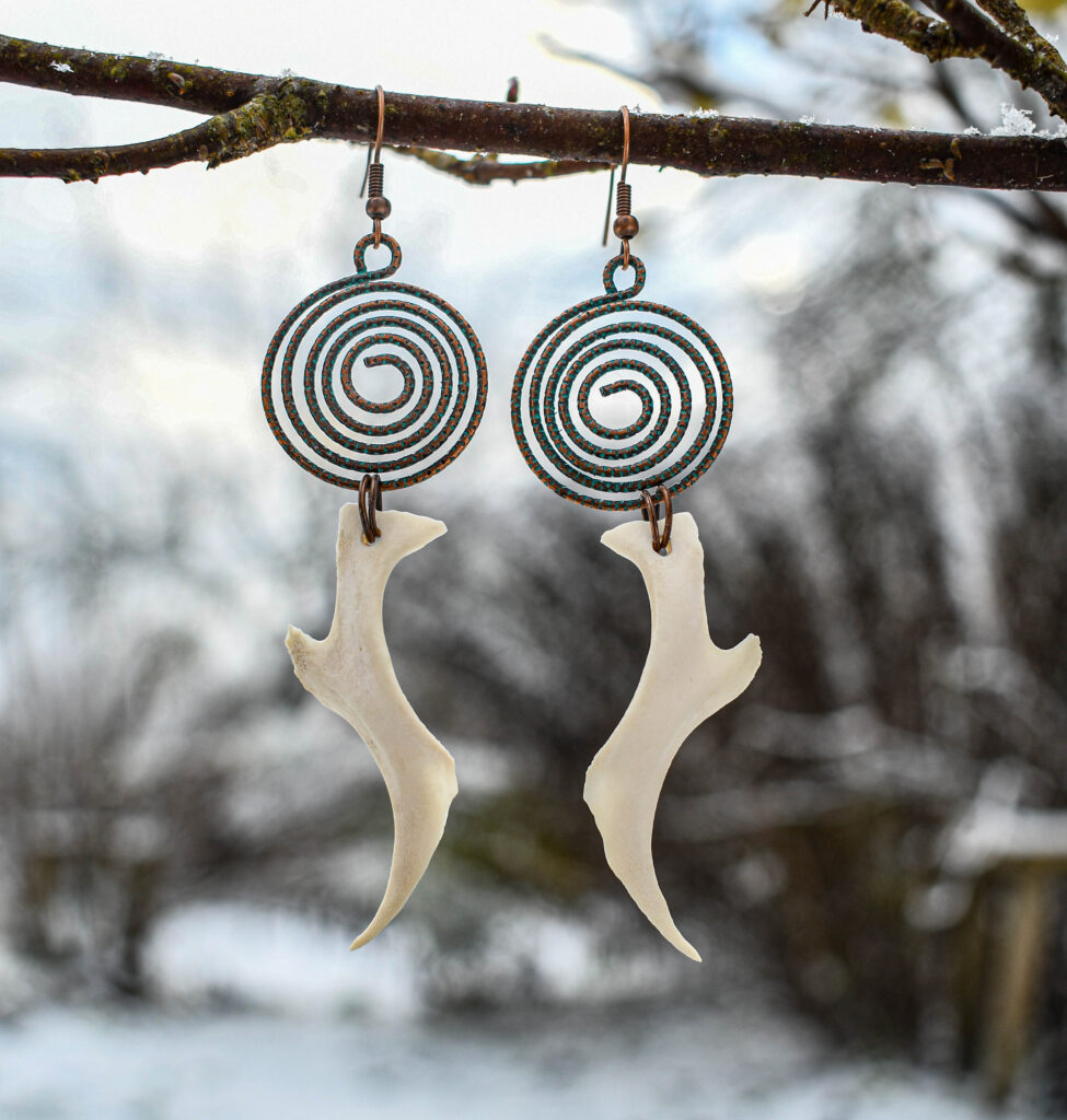 Rebase Põsesarnaluu ja spiraalse ripatsiga kõrvarõngad