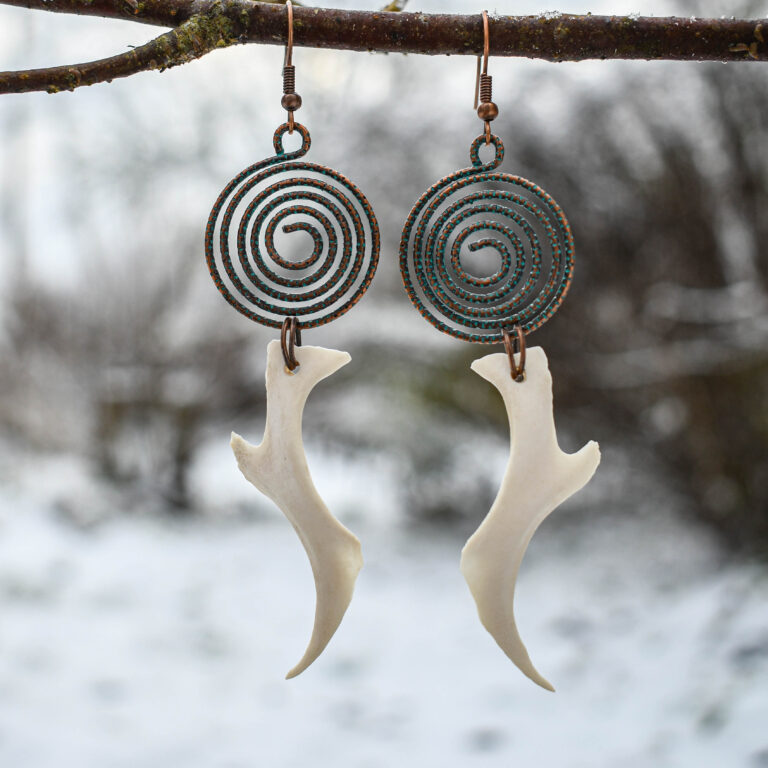 Rebase Põsesarnaluu ja spiraalse ripatsiga kõrvarõngad