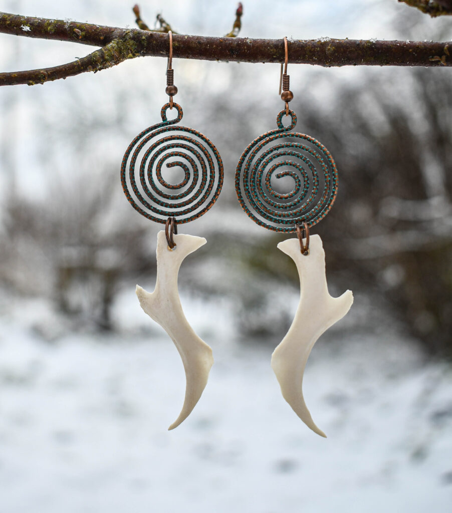 Rebase Põsesarnaluu ja spiraalse ripatsiga kõrvarõngad