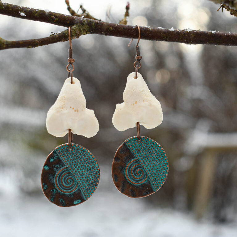 Rebase jalaluu ja keldi stiilis ripatsiga kõrvarõngad