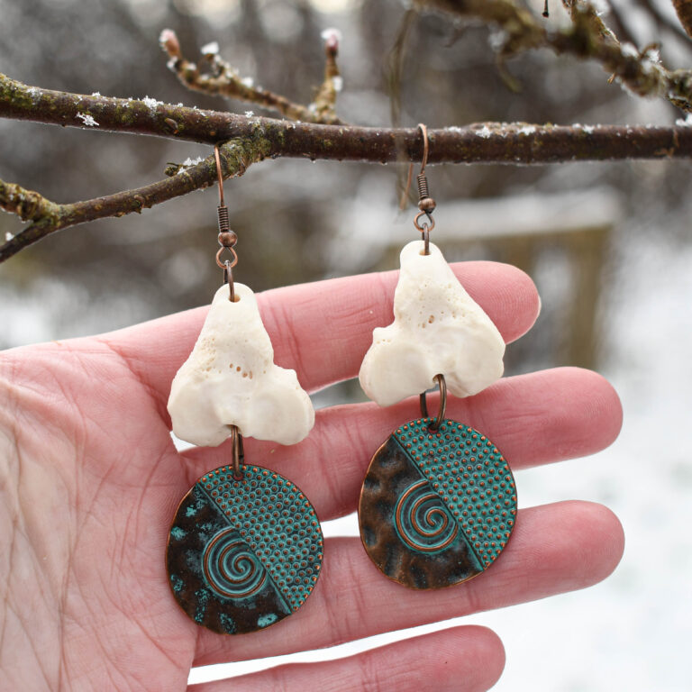 Rebase jalaluu ja keldi stiilis ripatsiga kõrvarõngad