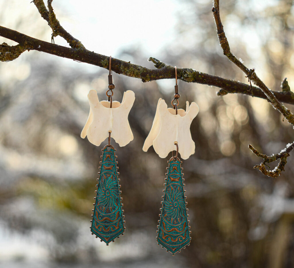 Rebase kaelalüli ja omapärase ripatsiga kõrvarõngad